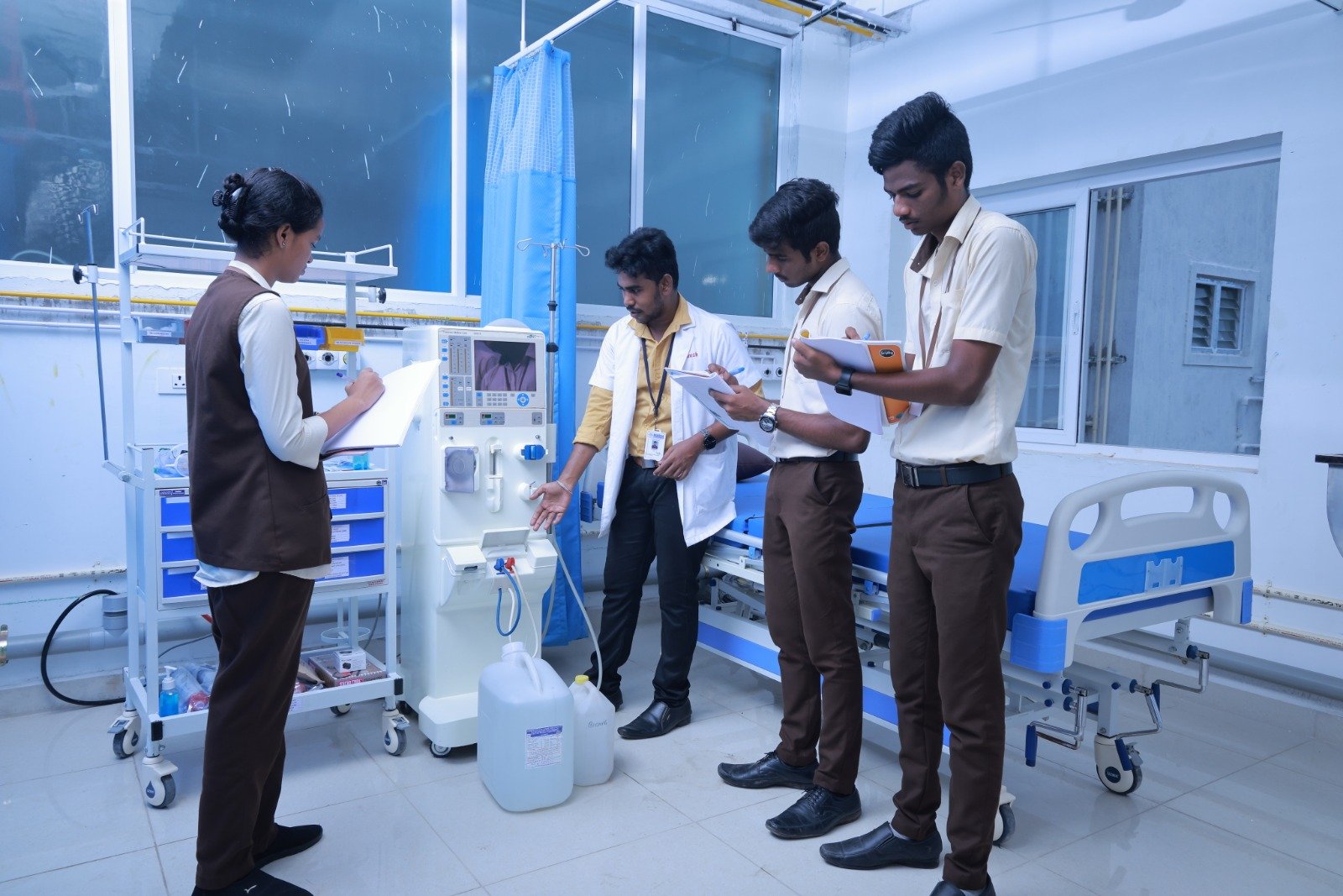 Utkarsh Paramedical Institute Slide 1